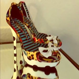 Size 9 fun funky heel